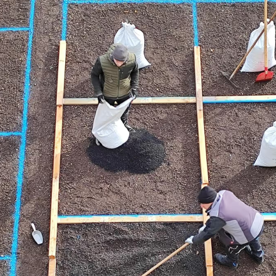 Foto: klimafarmer. - Mit Hessens erstem KlimaDach soll gezeigt werden, wie durch die Verwendung von initialisierter Pflanzenkohle der Wuchs der Dachbegrünung verbessert wird. | Foto: klimafarmer